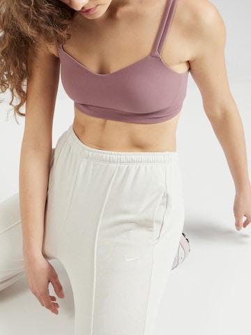 Tapered Pantaloni 'Chill' di Nike Sportswear in bianco