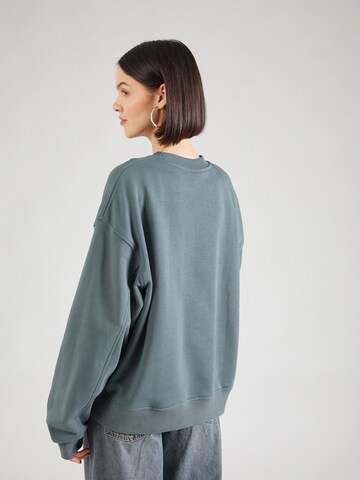 Sweat-shirt 'Paula' WEEKDAY en gris