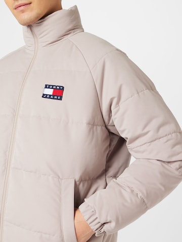 Tommy Jeans Talvitakki värissä beige