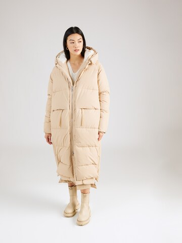 Embassy of Bricks and Logs - Sobretudo de inverno 'LOURDES PUFFER COAT' em bege: frente