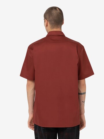 DICKIES - Comfort Fit Camisa 'WORK' em vermelho