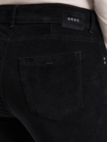 Bootcut Pantalon à plis 'Shakira' BRAX en noir