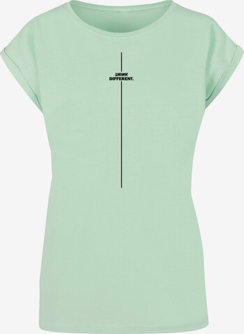 Merchcode Shirt 'Think Different' in Groen: voorkant