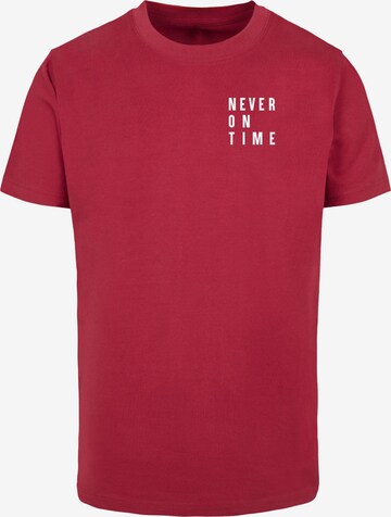 Merchcode Tričko 'Never On Time' – červená: přední strana