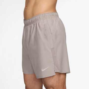 NIKE Regular Funktionsshorts 'Challenger' in Grau