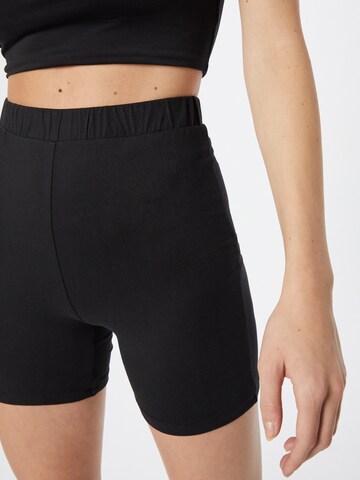 VILA Skinny Shorts in Schwarz