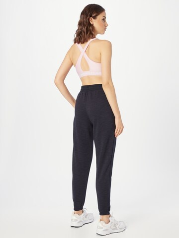 Effilé Pantalon de sport UNDER ARMOUR en noir