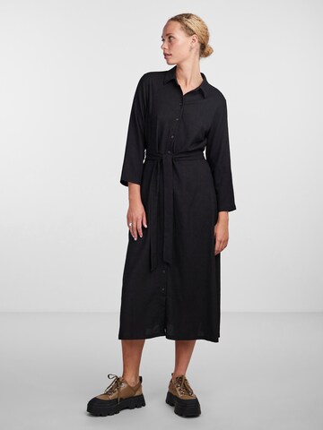 Robe-chemise 'SAPRIL' PIECES en noir