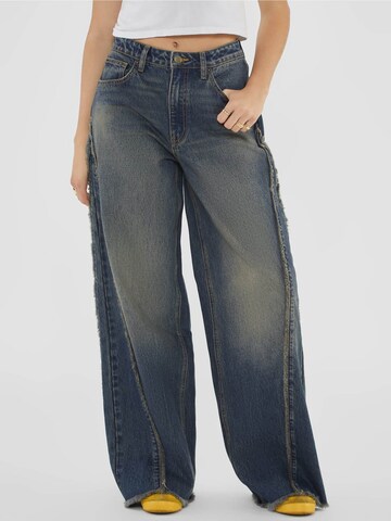 GUESS Originals Loose fit Jeans in Blue: front