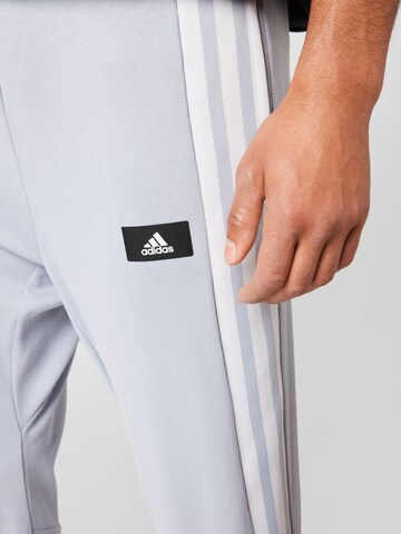 ADIDAS SPORTSWEAR Tapered Sporthose in Grau