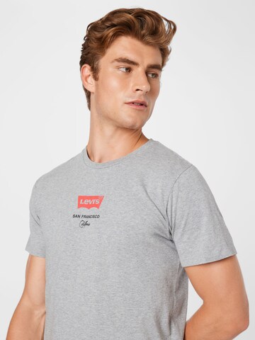LEVI'S ® Normalny krój Koszulka 'Housemark Graphic Tee' w kolorze szary