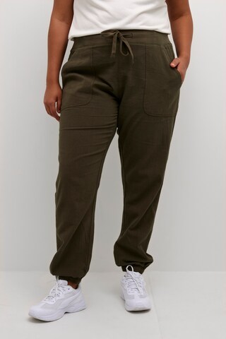 KAFFE CURVE Tapered Trousers 'Nana' in Green: front