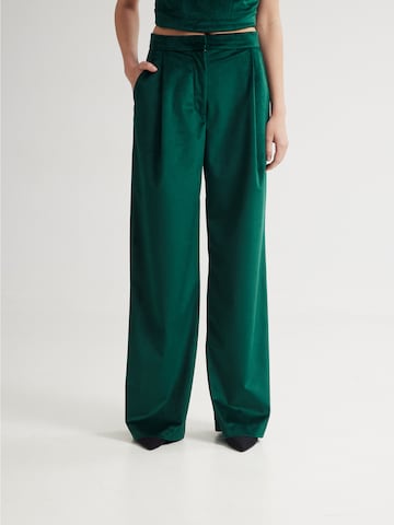 4TAILORS Loosefit Kalhoty 'Scarlet' – zelená: přední strana