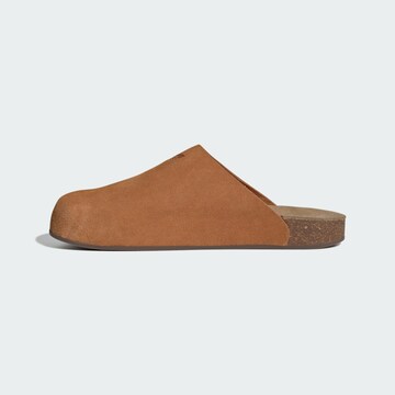 ADIDAS ORIGINALS - Sapato aberto 'Adilette' em castanho