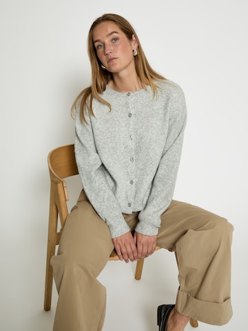 Peppercorn Cardigan 'Kate' i grå: forside