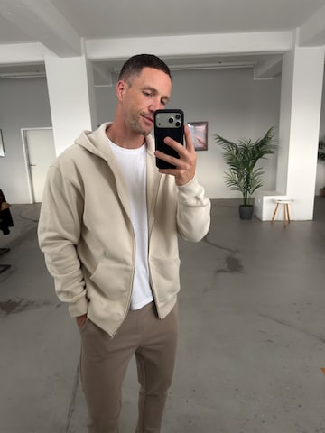 DAN FOX APPAREL Кофта на молнии 'Fabian' в Белый