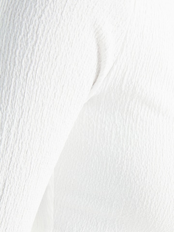 Rochie de la Bershka pe alb