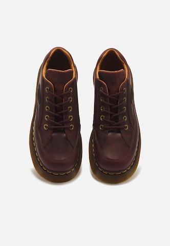 Pantofi cu șireturi 'Buzz' de la Dr. Martens pe roșu
