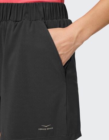 VENICE BEACH Slimfit Sportshorts in Grau