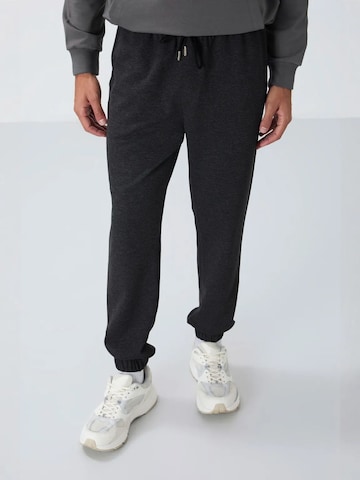 Tommy Life Broek in Grijs: voorkant