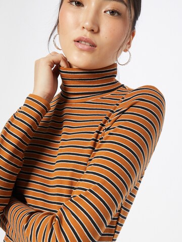 LEVI'S ® Тениска 'Oriel Turtleneck' в кафяво