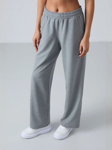 Tommy Life Sportbroek in Grijs: voorkant