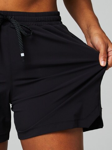 Fabletics Regular Shorts 'The One Short' in Schwarz