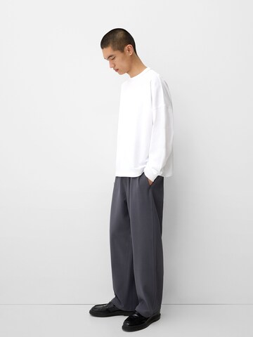 BershkaLoosefit Hlače - siva boja