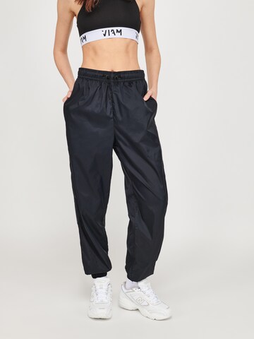 ABOUT YOU x VIAM Studio Loose fit Trousers in Black: front