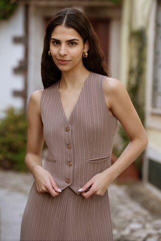 Yumi Suit Vest in Brown: front