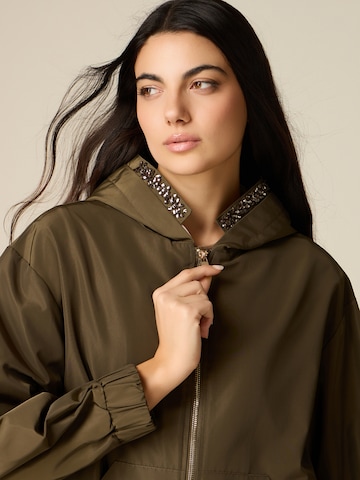 Cappotto invernale di oltre in verde