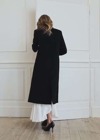 Manteau mi-saison 'MAS' MANGO en noir