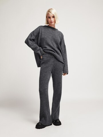 Regular Pantalon 'Comfy' UNFOLLOWED x ABOUT YOU en gris