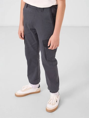Pantalon 'TOMMY Kinder Cargo-Joggerhose' Tommy Life en gris