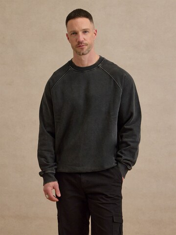 DAN FOX APPAREL Свитшот 'Yigit' в Серый: спереди