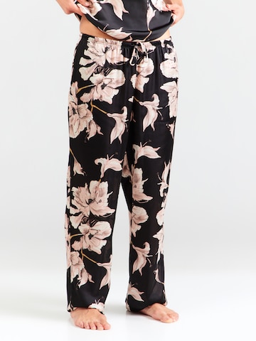 Pantaloni de pijama 'Flower' de la Hunkemöller pe negru: față