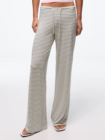 Bershka Wide leg Trousers in Grey: front