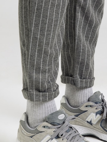 VERO MODA Tapered Pants 'VMMAYA MACY' in Grey
