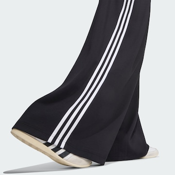 Loosefit Pantaloni con pieghe 'Adidas Originals By Jennie' di ADIDAS ORIGINALS in nero