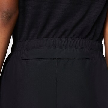 NIKE Regular Sportshorts in Schwarz