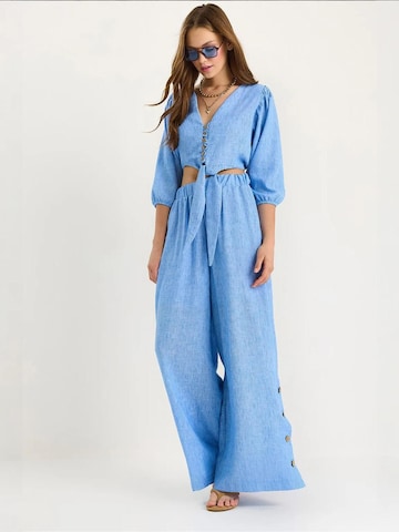 Completo pantalone di Bianco Lucci in blu: frontale