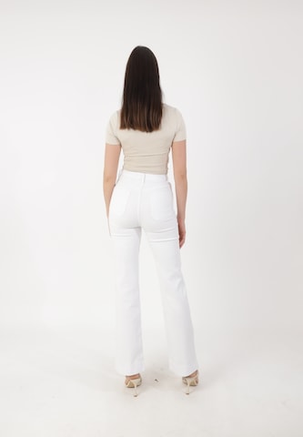 Elara Flared Jeans in Weiß