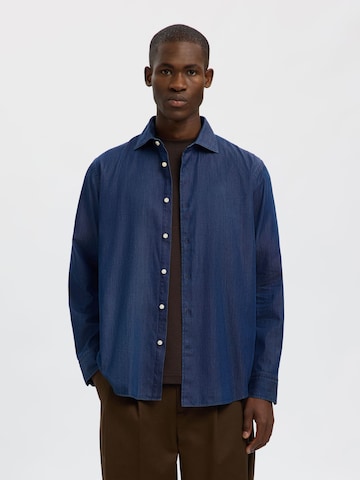 SELECTED - Camisa en azul: frente