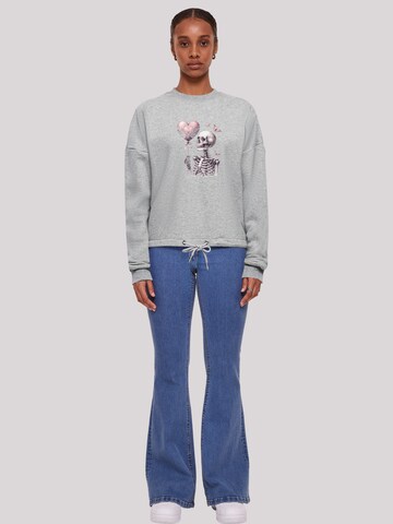 F4NT4STIC Sweatshirt 'Skelett hält Herzballon' in Grau