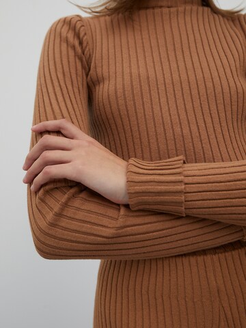 EDITED Pullover 'JANNICE' in Braun