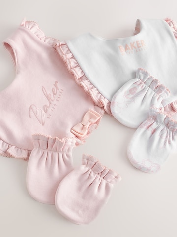 Seturi de lenjerie de la Baker by Ted Baker pe roz