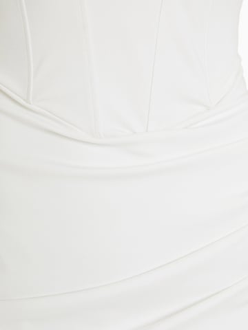 Rochie de cocktail de la Bershka pe alb