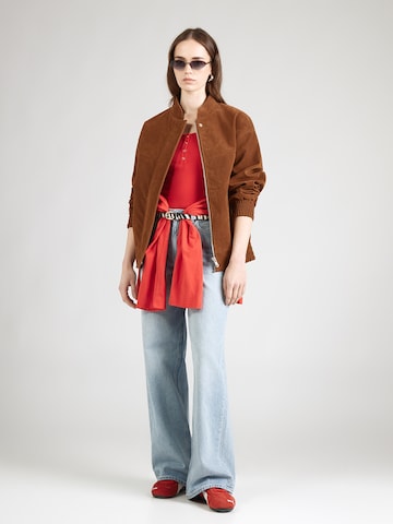 PIECES Μπλουζάκι 'PCKITTE' σε κόκκινο