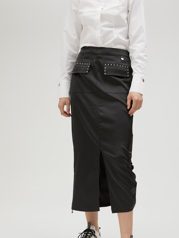 Lola Casademunt - Falda en negro: frente