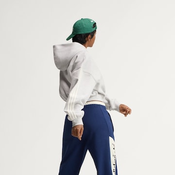 ADIDAS ORIGINALSSweater majica 'AdiSignature' - siva boja